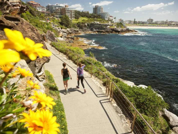 Apartment Beachside Bright Unit - Sleeps 4!