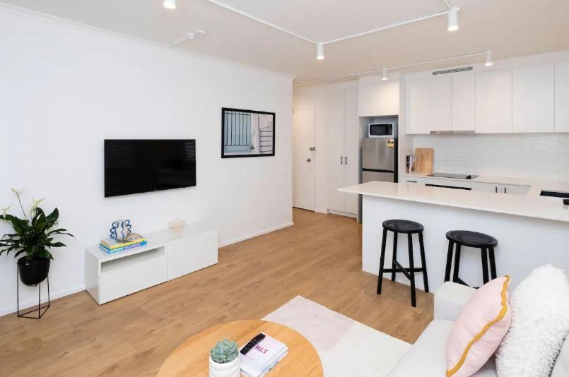 Apartment Beachside Bright Unit - Sleeps 4! Sydney