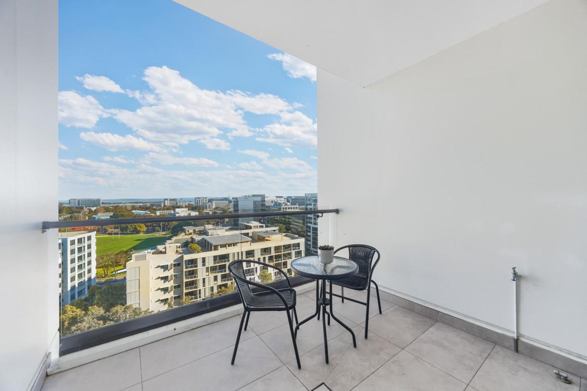 Panorama Perch - Elegant Urban Living With A Sea View Apartment *