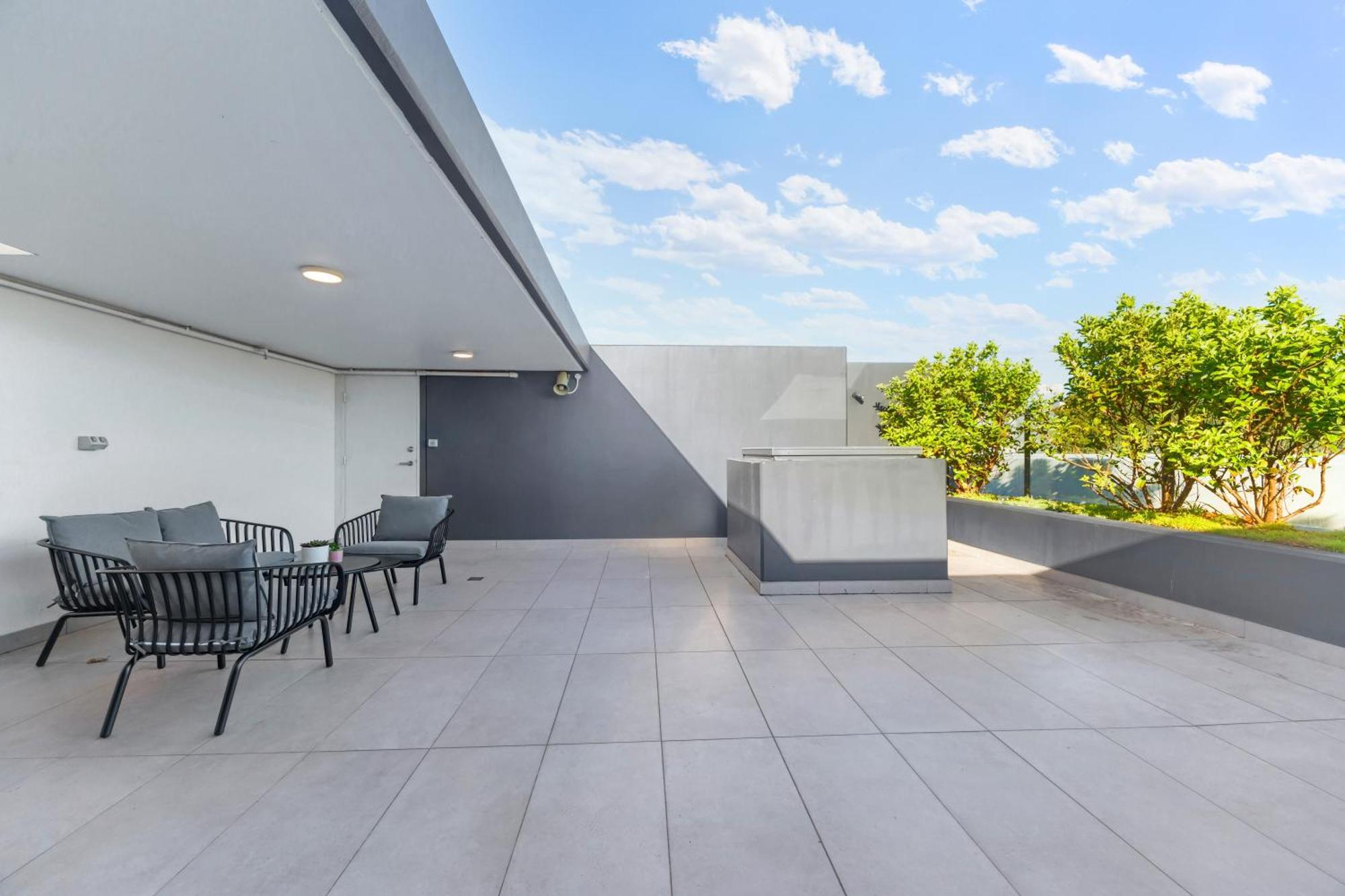 Panorama Perch - Elegant Urban Living With A Sea View Apartment *
