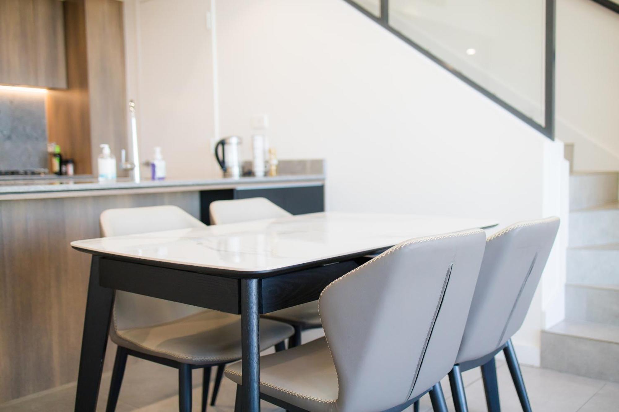 Apartment Panorama Perch - Elegant Urban Living With A Sea View Sydney