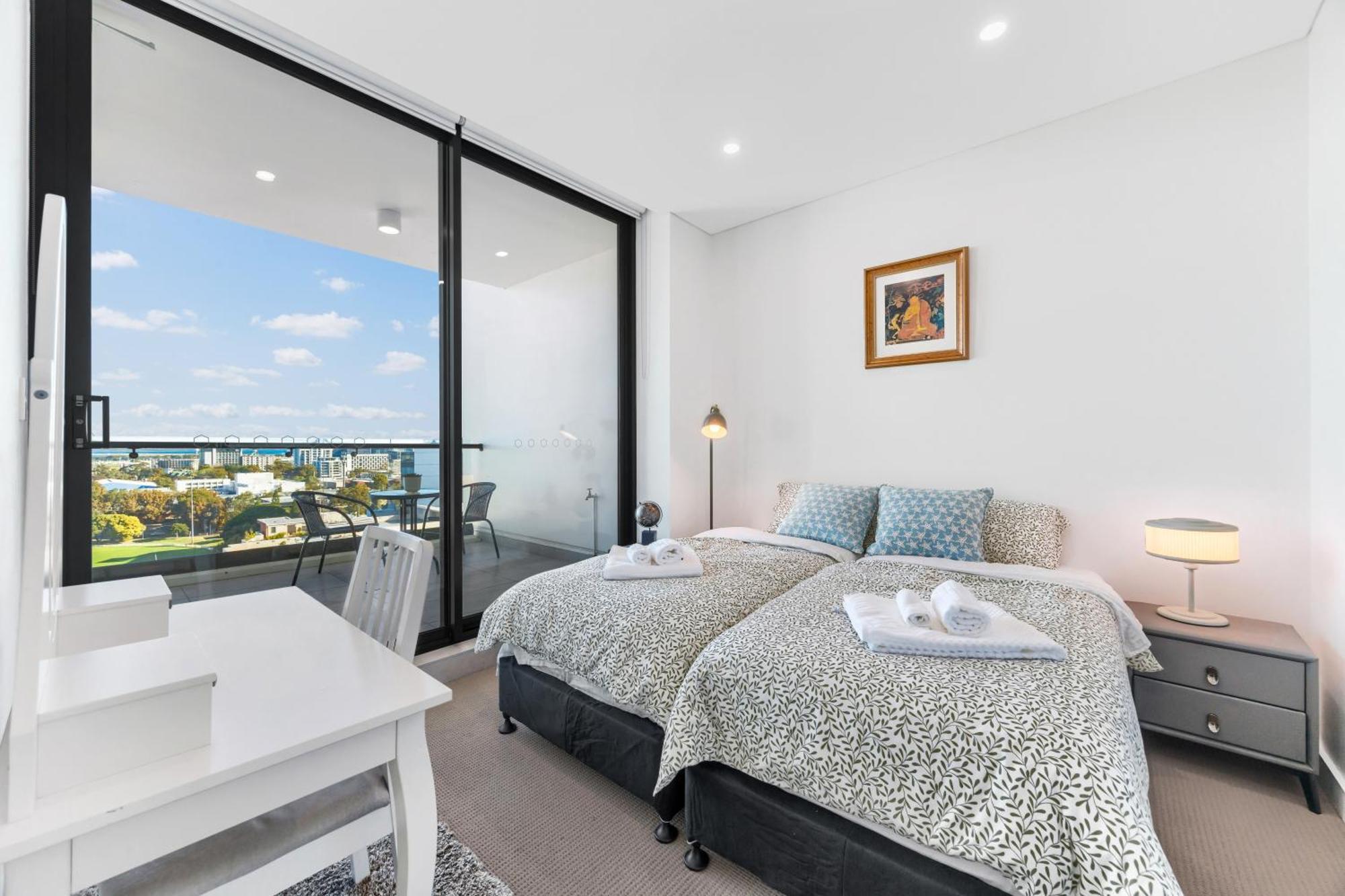 Panorama Perch - Elegant Urban Living With A Sea View *
