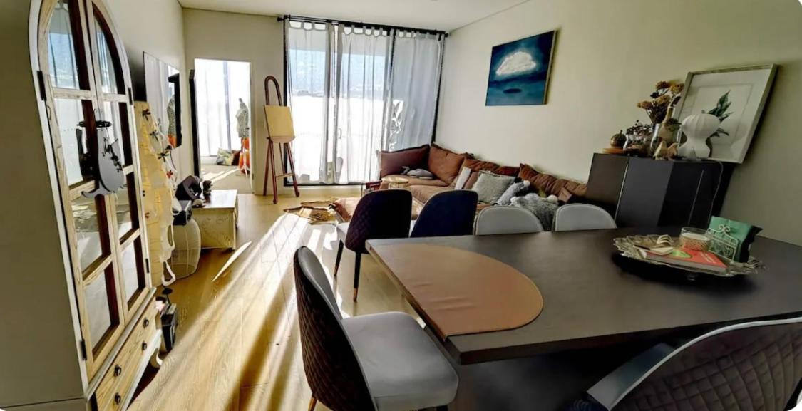 Artistic Sunroom In Granville Homestay *