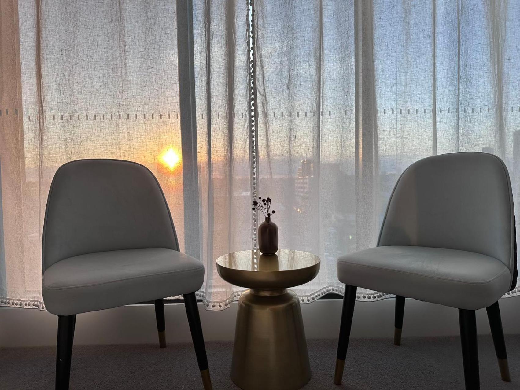 Artistic Sunroom In Granville Homestay