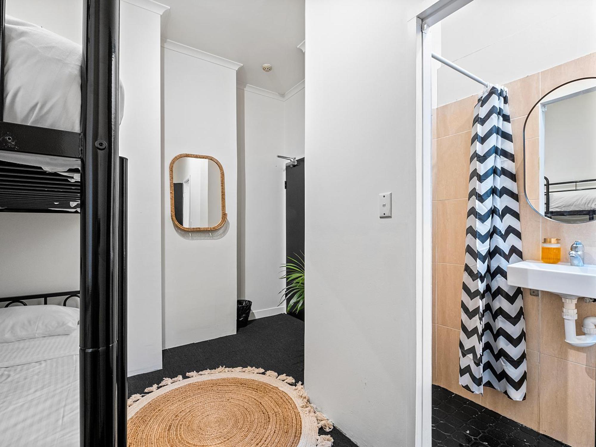 Azzurro Pod - Sydney