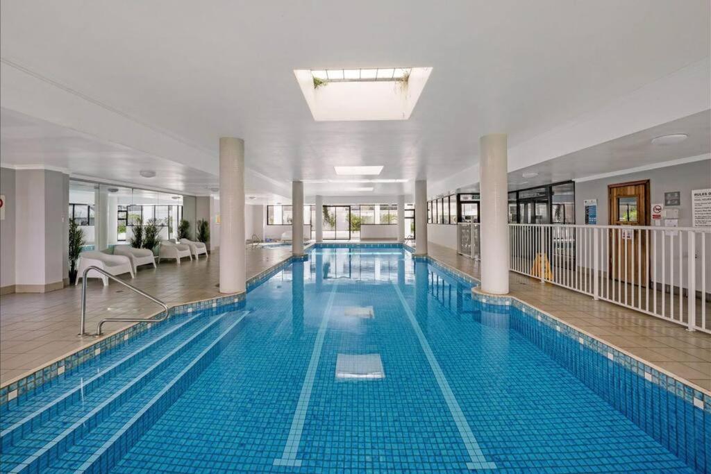 Chic 2 Bedroom With Parking & Darling Harbour-10mins Walk