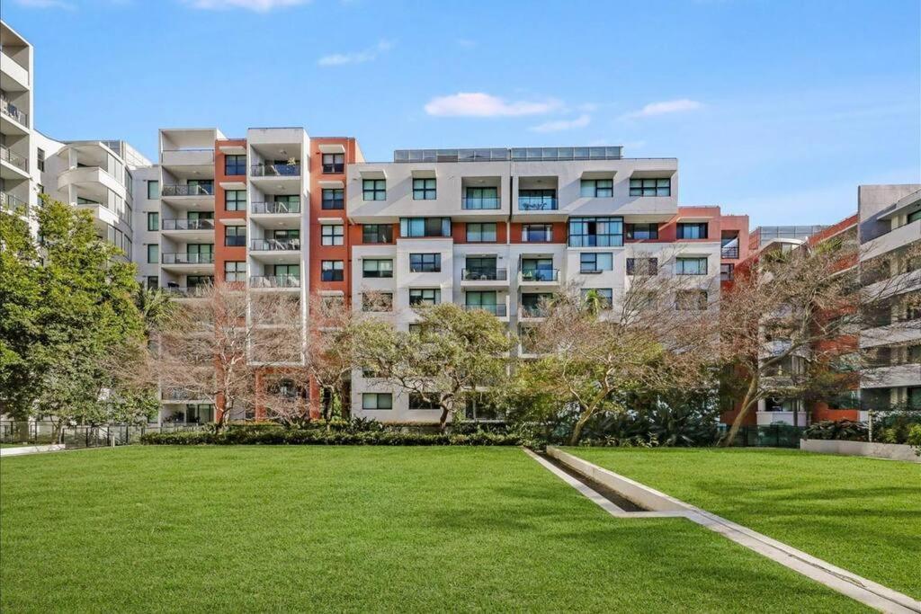 Chic 2 Bedroom With Parking & Darling Harbour-10mins Walk *
