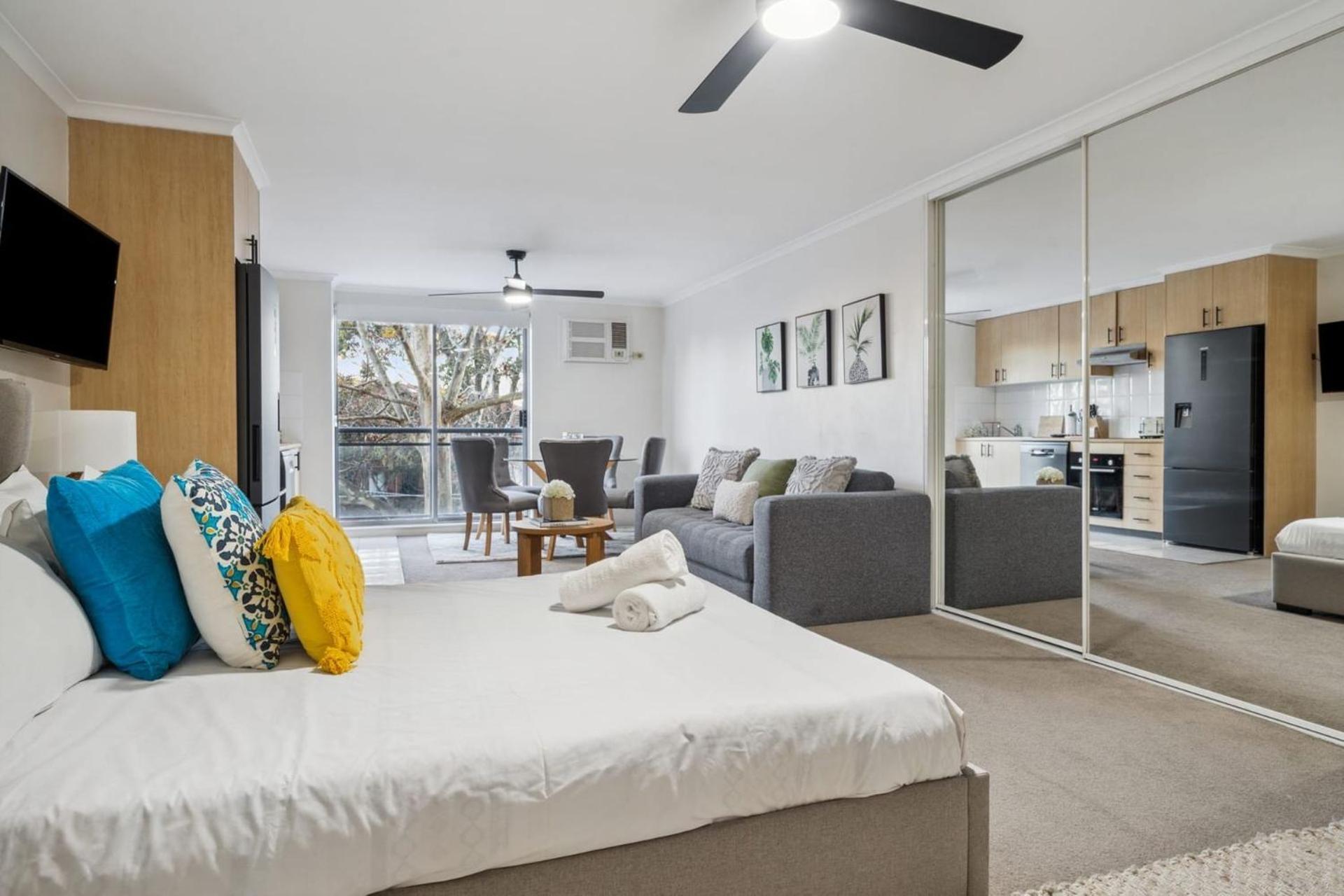 Cozy Retreat With Balcony In Crows Nest