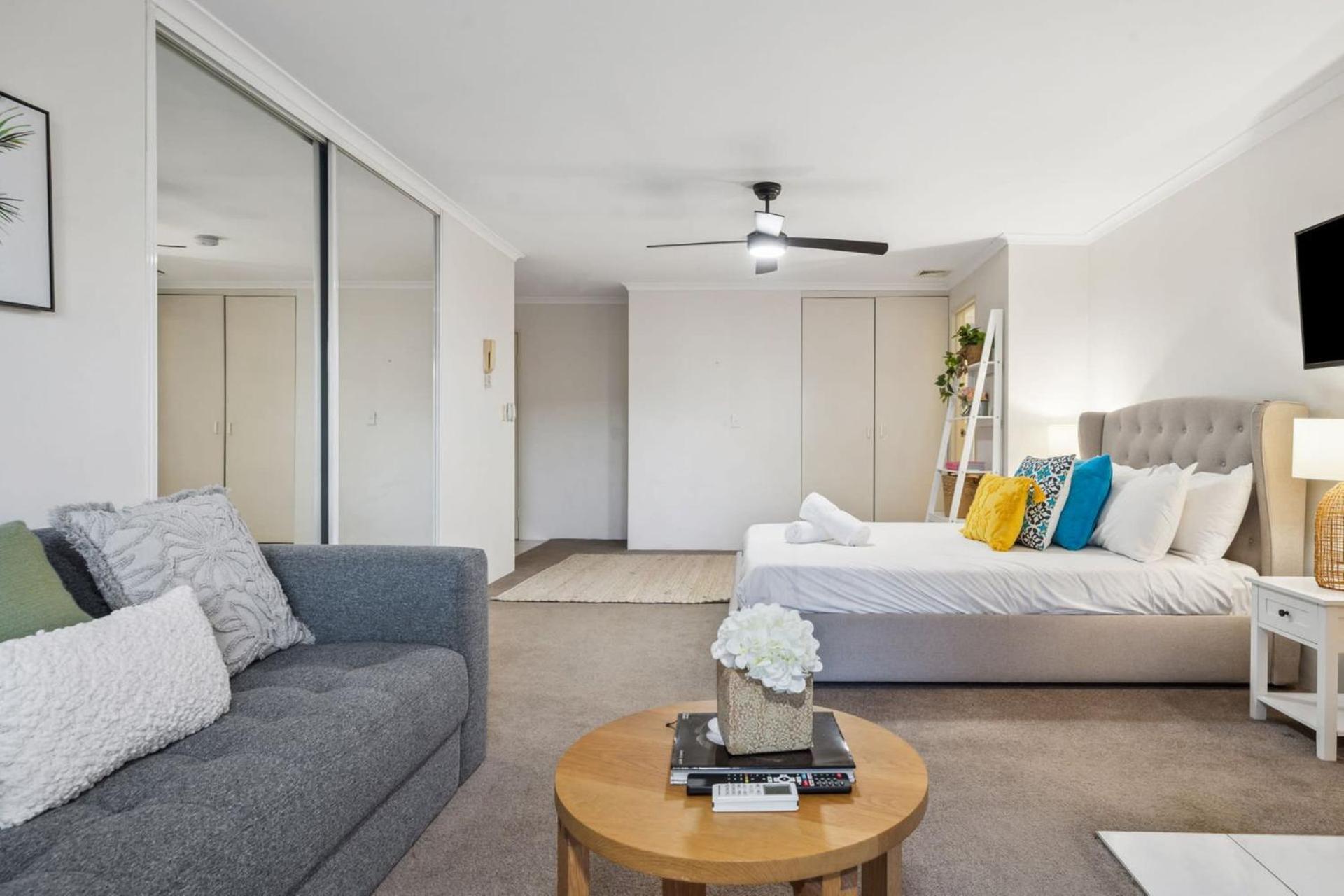 Apartment Cozy Retreat With Balcony In Crows Nest
