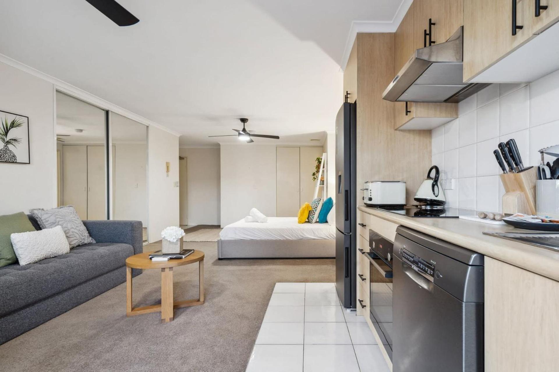 Cozy Retreat With Balcony In Crows Nest Apartment