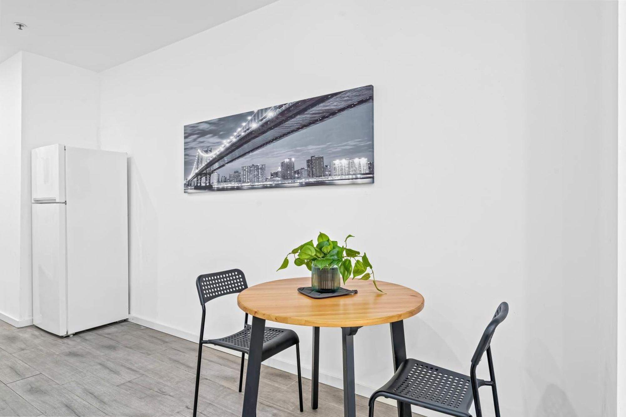 Burwood 1br Neartrainshopping Street Parking Apartment *