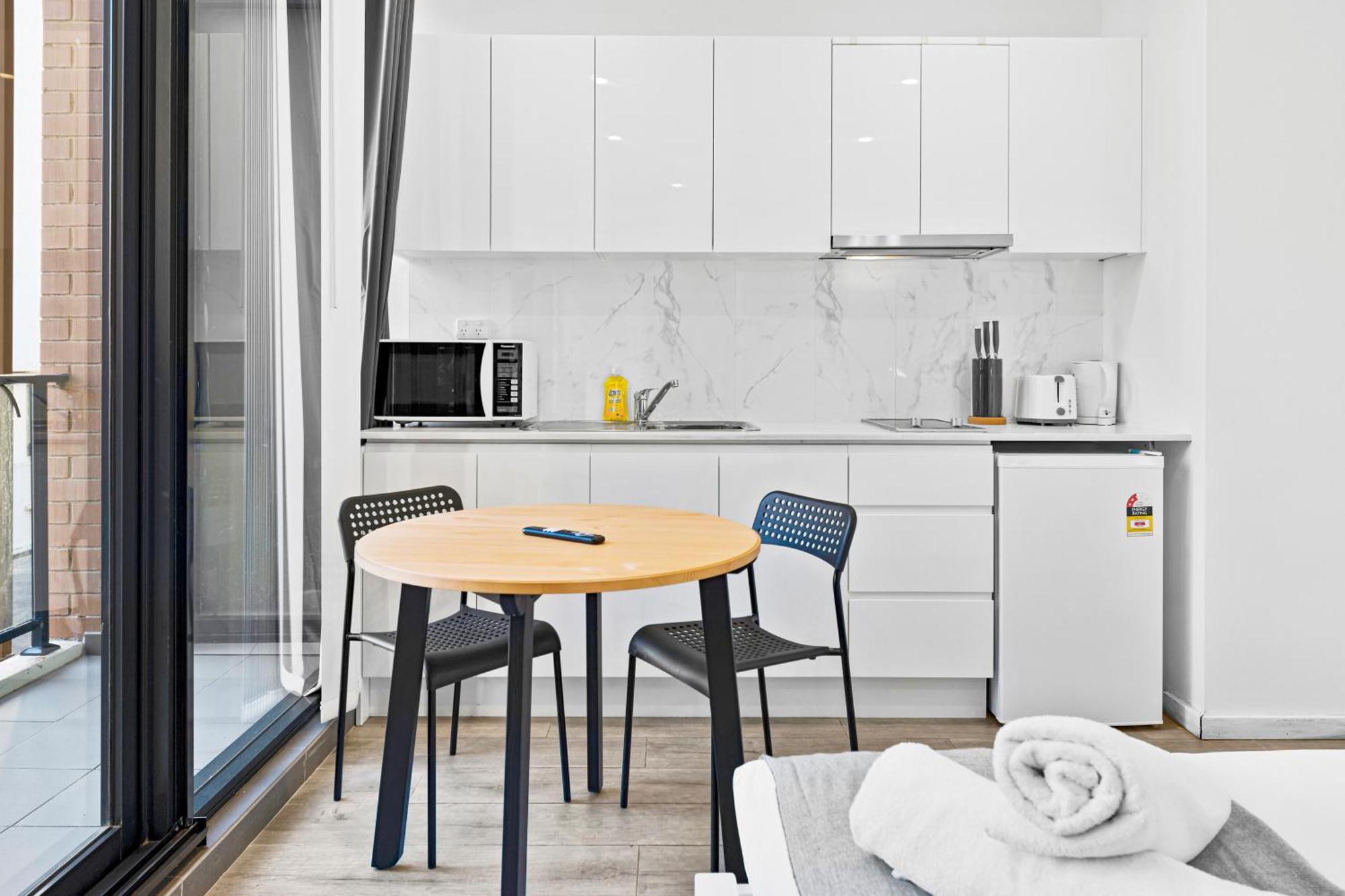 Burwood 1br Steps To Train Station Shopping