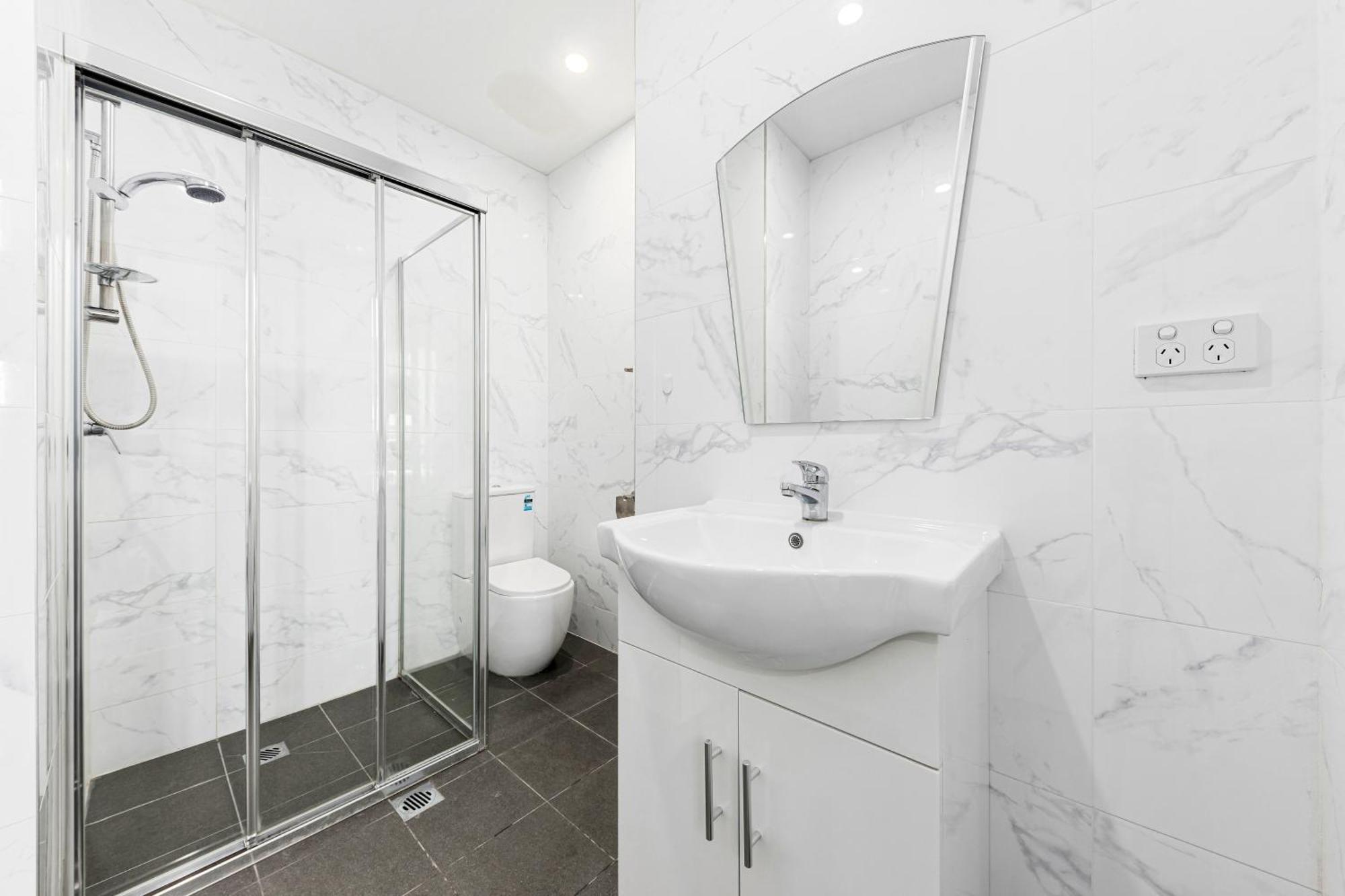 Burwood 1br Steps To Train Station Shopping Apartment *