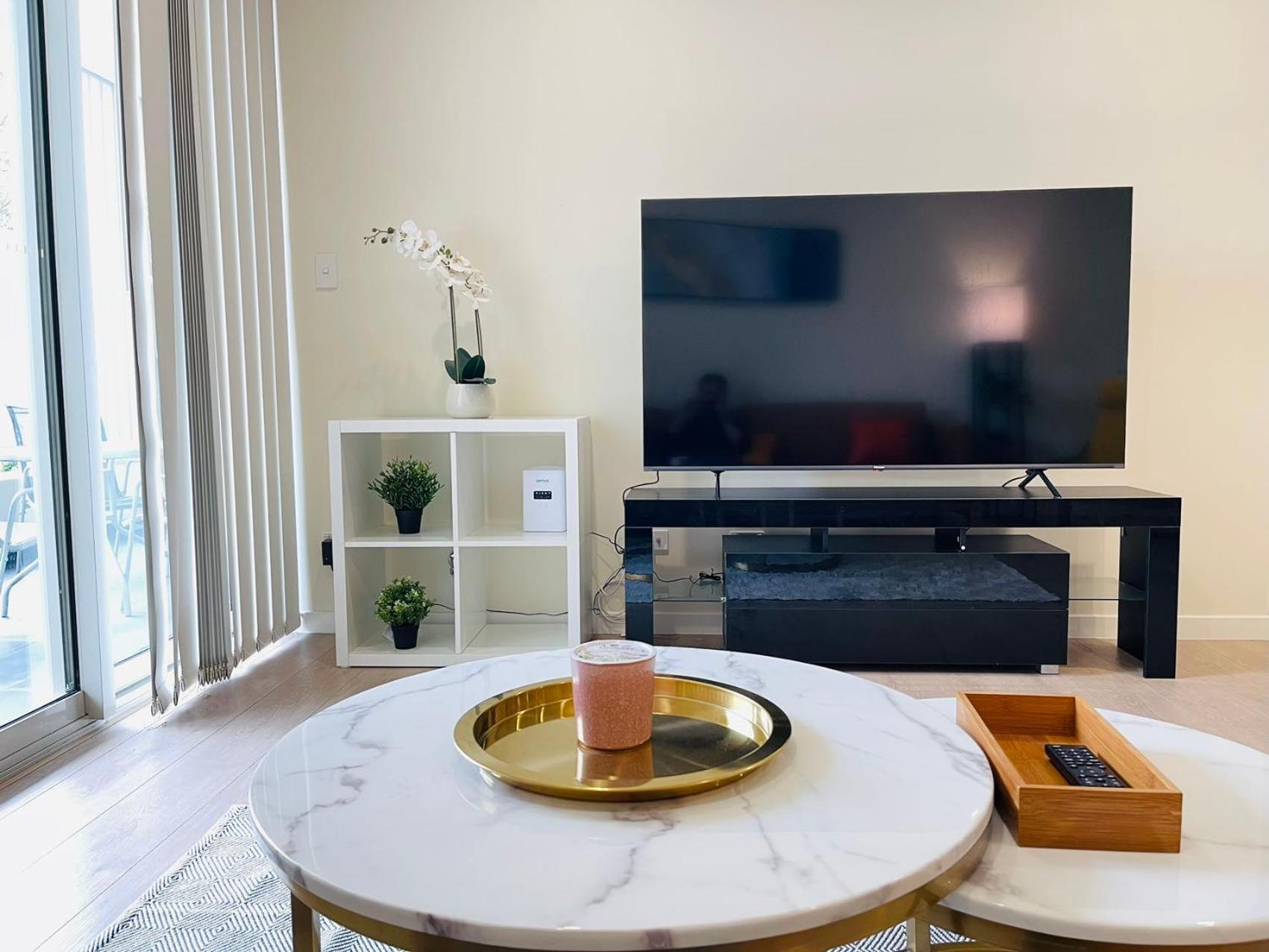 2br Near Airpot Bay With Parking * Sidney