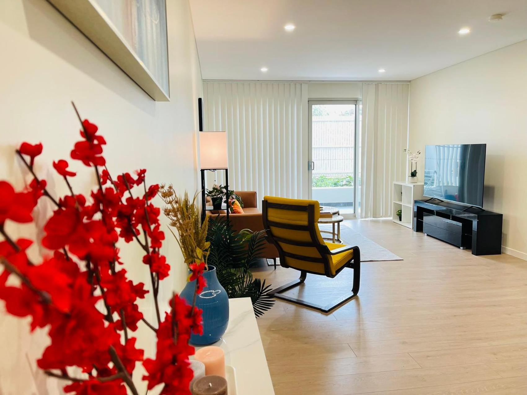 2br Near Airpot Bay With Parking *