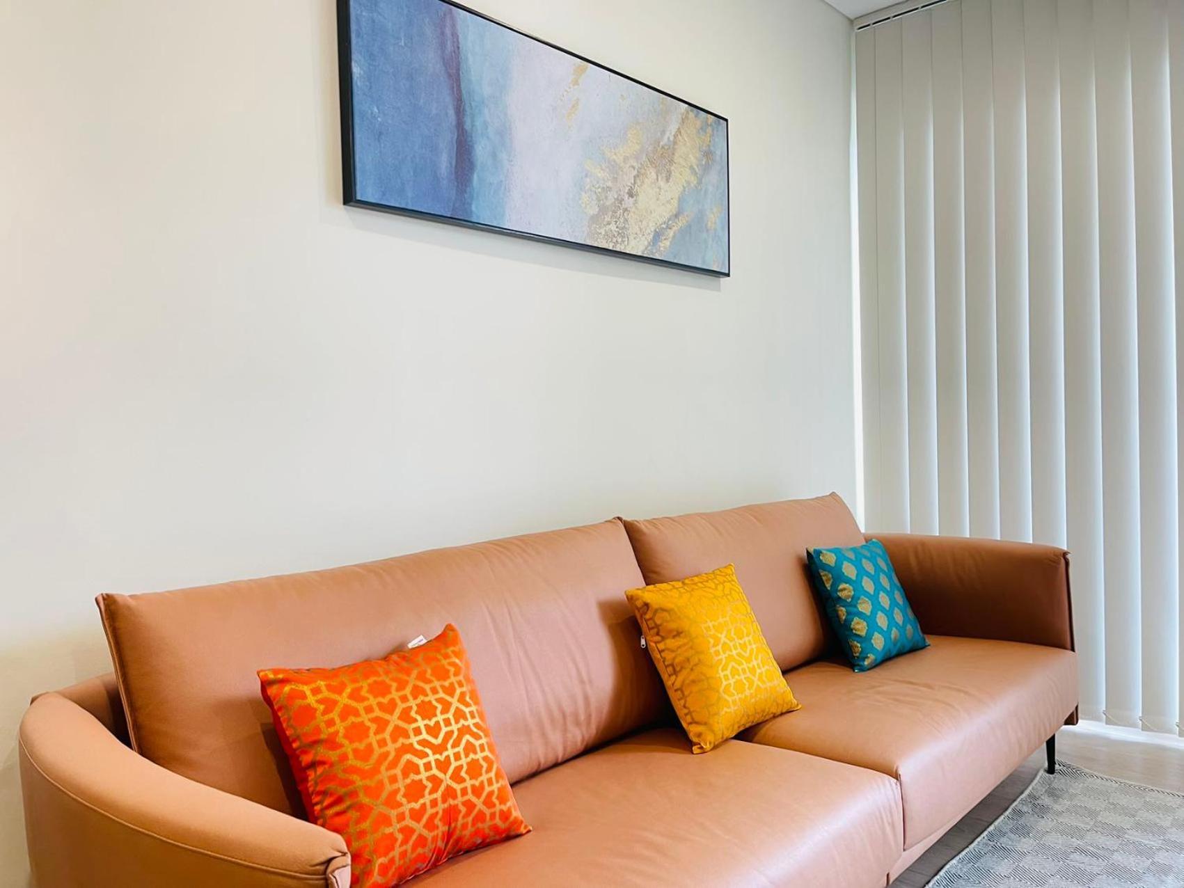 2br Near Airpot Bay With Parking *