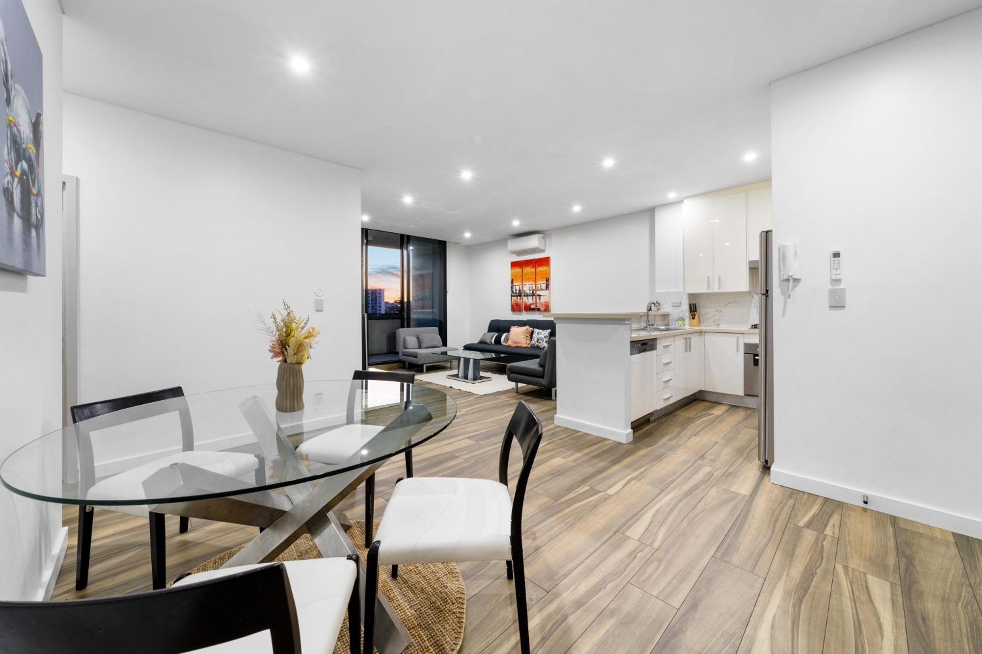 Chic 2 Bedroom With Parking & Darling Harbour-10mins Walk
