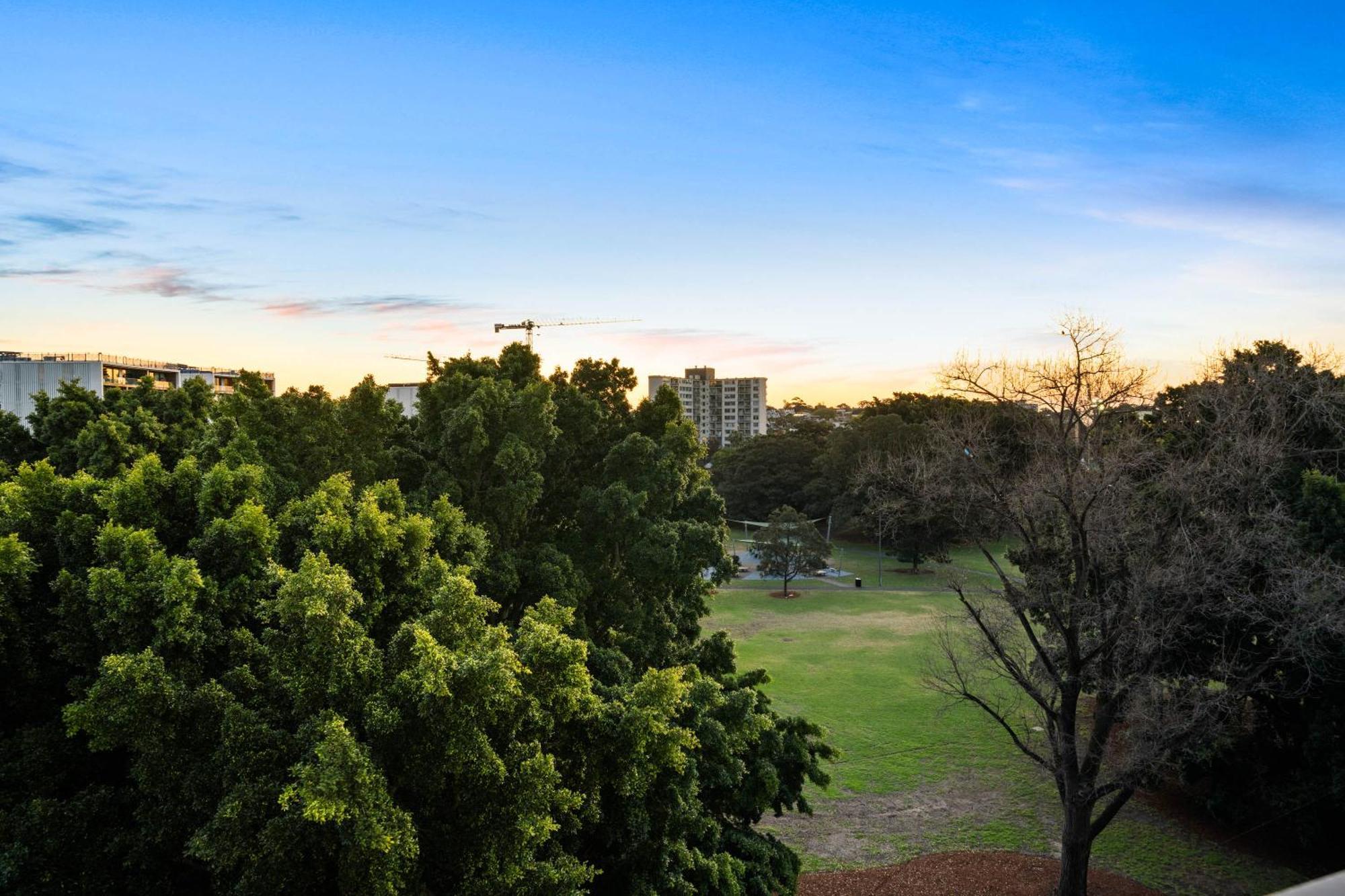 Chic 2 Bedroom With Parking & Darling Harbour-10mins Walk *