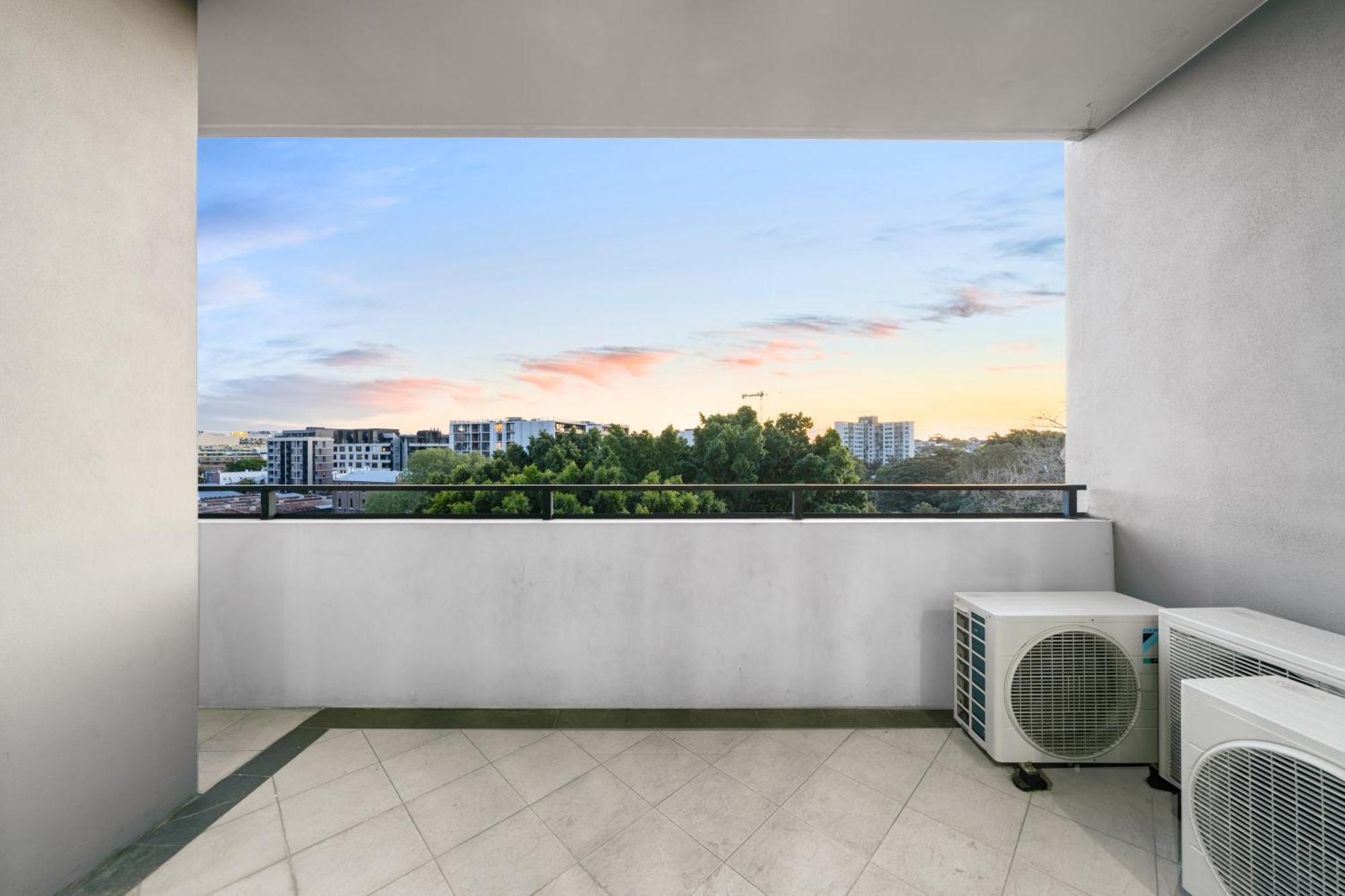 Chic 2 Bedroom With Parking & Darling Harbour-10mins Walk Apartment Sydney