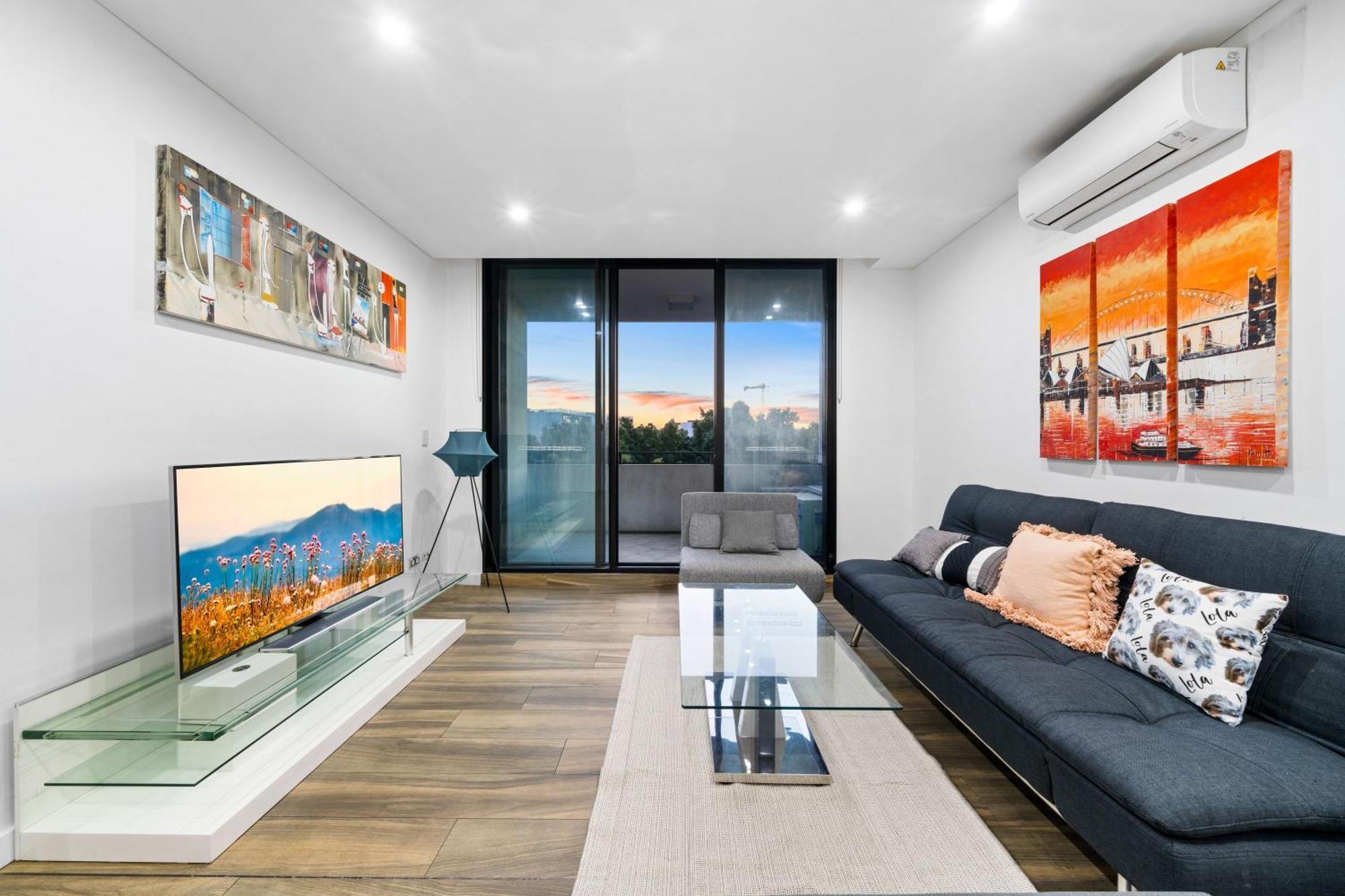 Chic 2 Bedroom With Parking & Darling Harbour-10mins Walk *