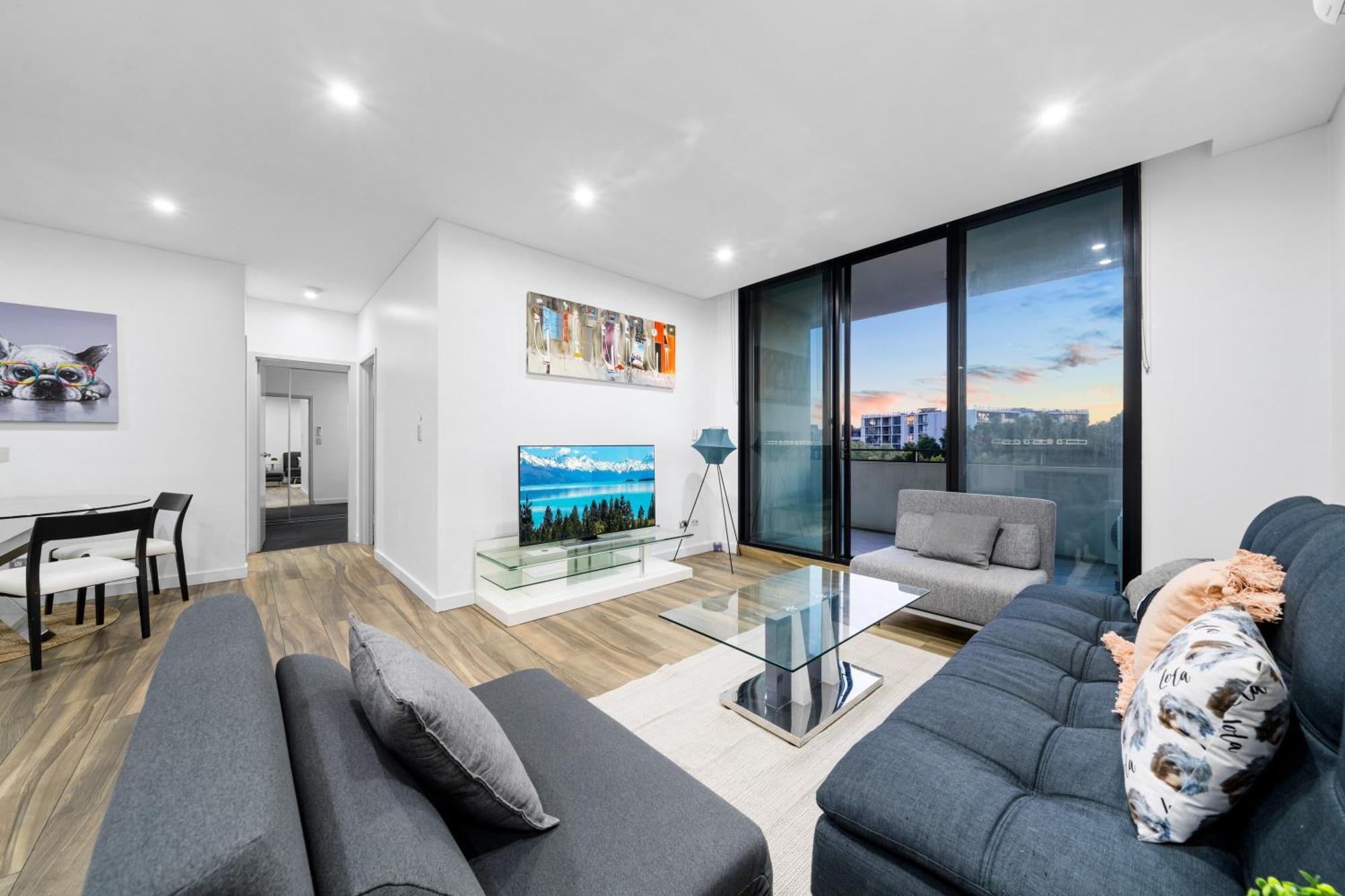 Chic 2 Bedroom With Parking & Darling Harbour-10mins Walk *