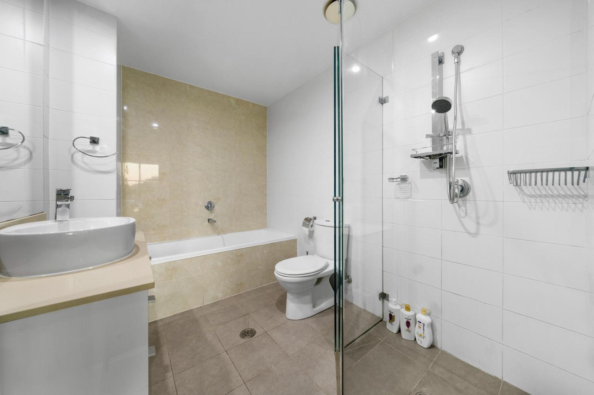 Chic 2 Bedroom With Parking & Darling Harbour-10mins Walk Apartment Sydney