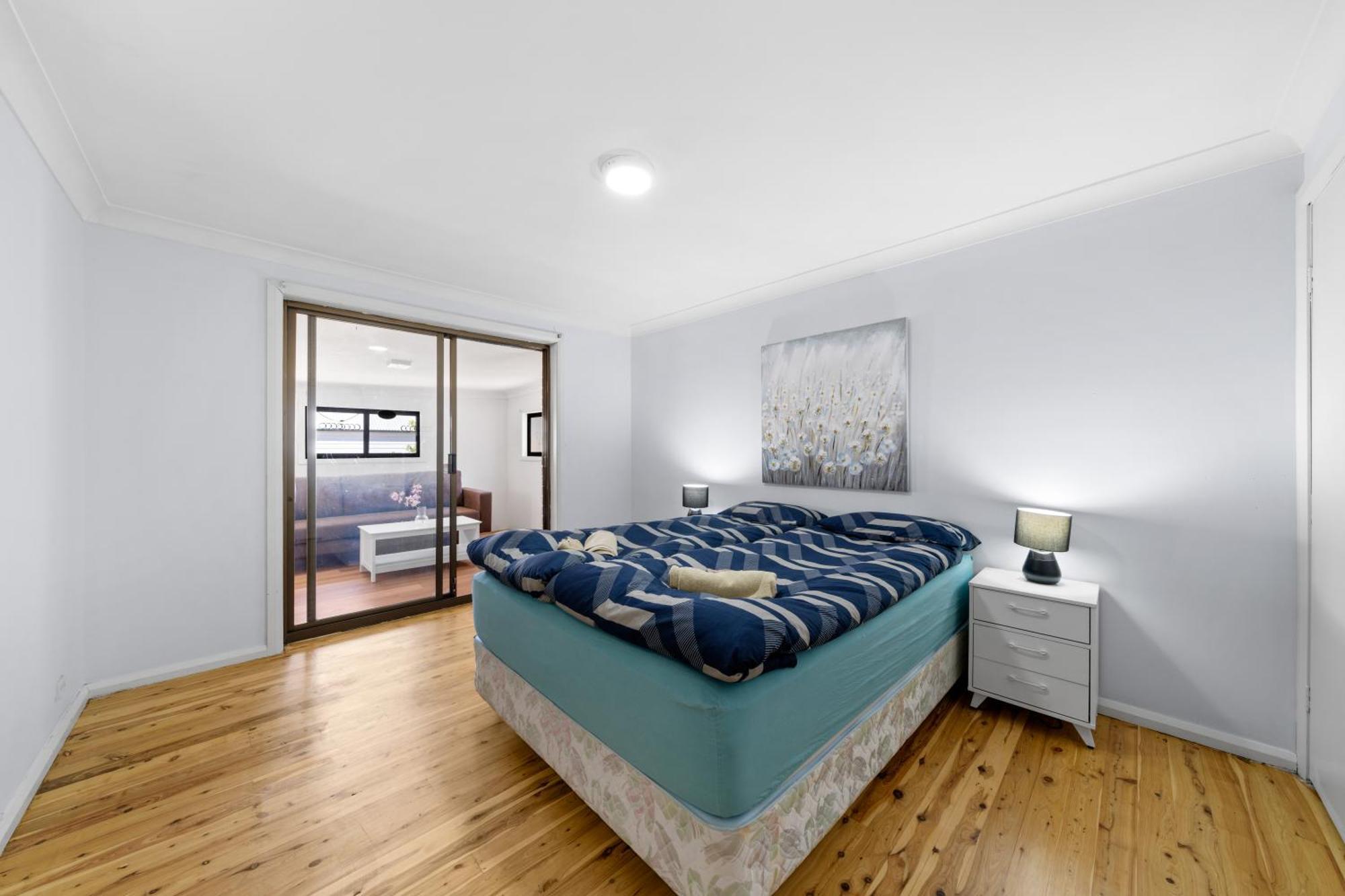 Bahay bakasyunan 4 Bedroom Cozy House 20mins 15mins Airport Sydney