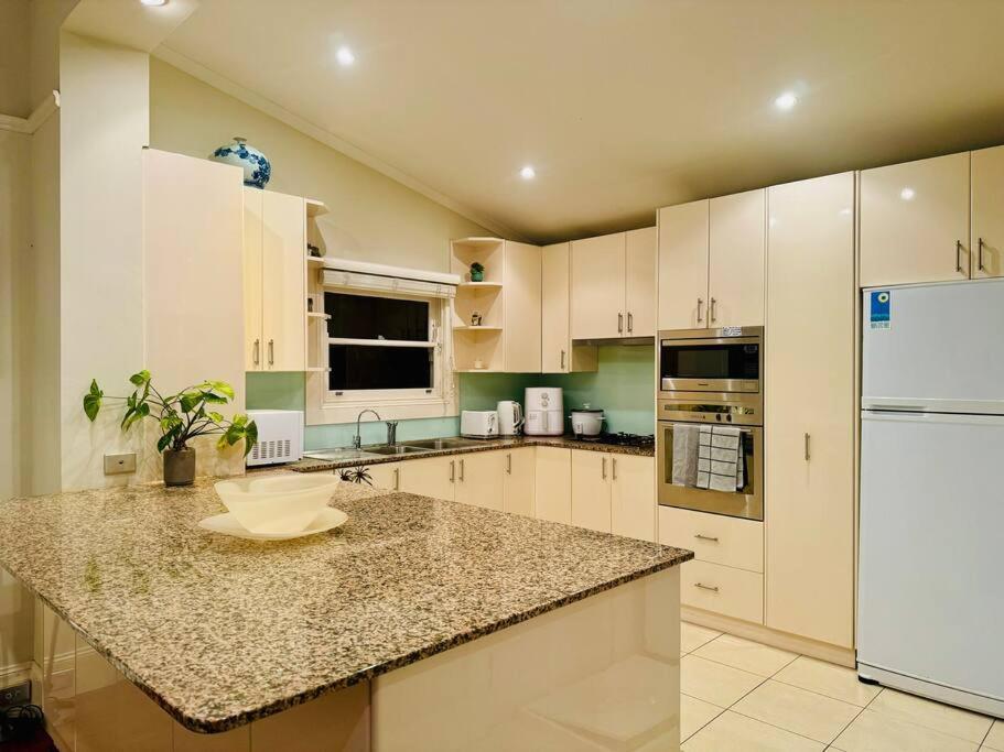 House 3 Bedrooms 2 Baths 2 Parkings In Mosman
