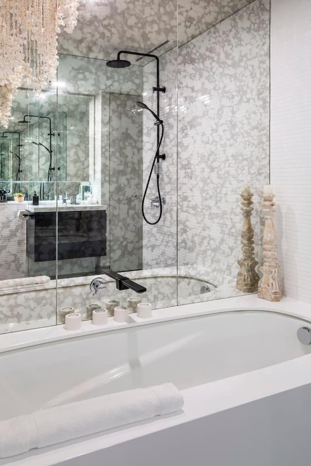 Balinese Charm Meets Living In Inner Apartamento Sidney