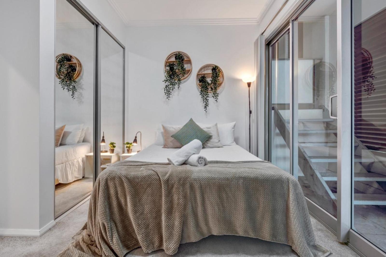 Holiday home Luxury Retreat Airport Direct Train Line