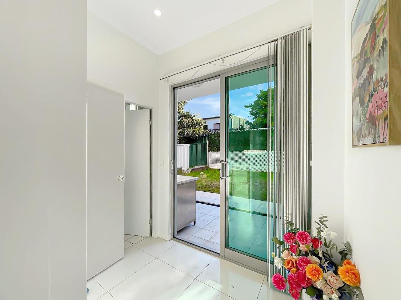 Luxury Retreat Airport Direct Train Line Sydney