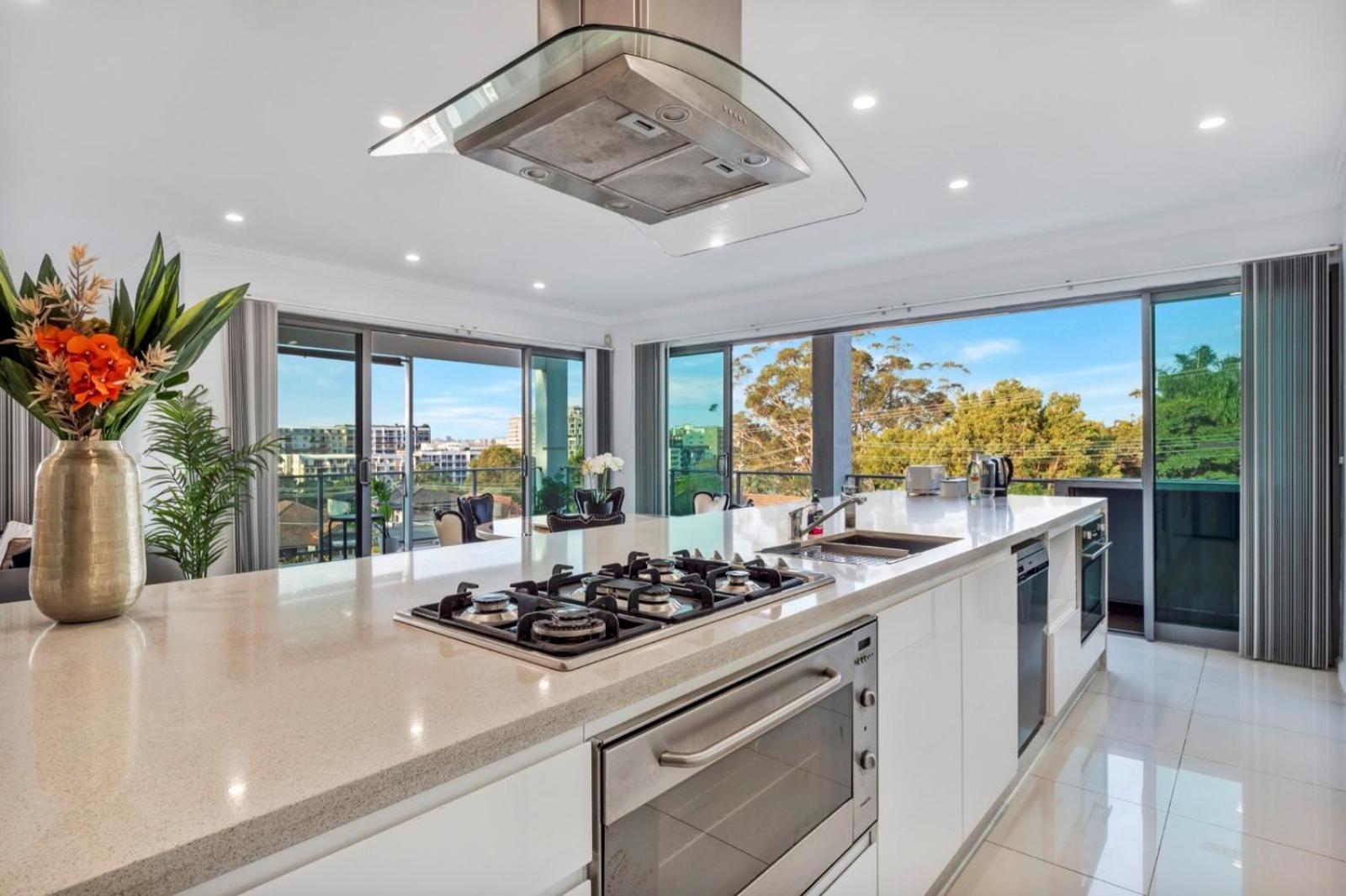 Luxury Retreat Airport Direct Train Line * Sydney