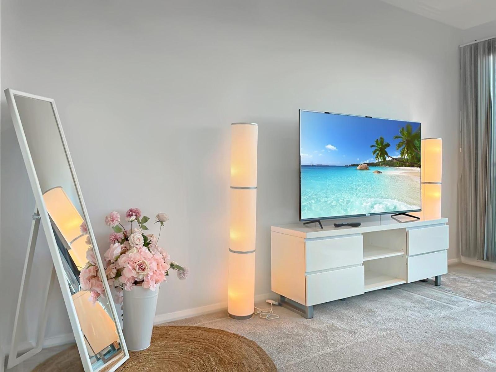 Holiday home Luxury Retreat Airport Direct Train Line