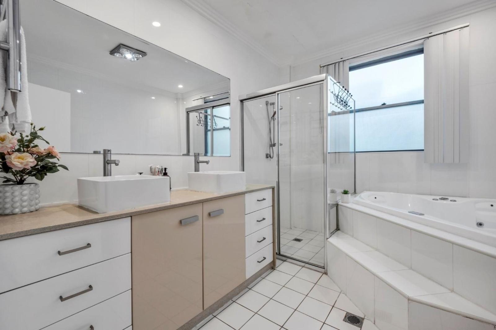 Luxury Retreat Airport Direct Train Line Holiday home
