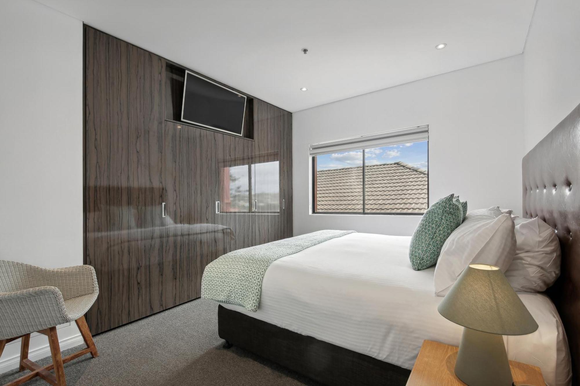 Bondi 38 Serviced 4*