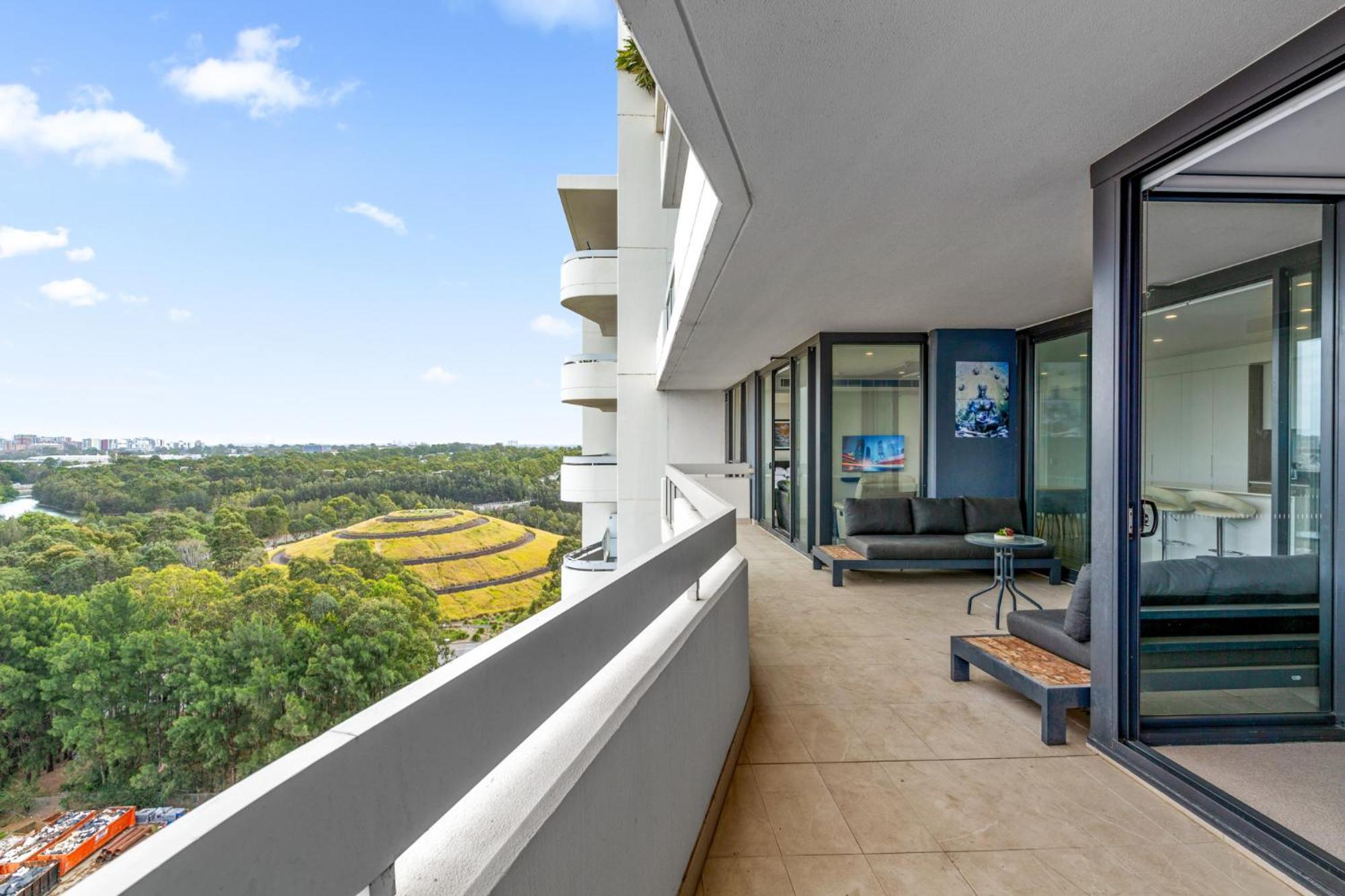 Luxe 2-bed: Modern Interiors Balcony & Bbq Area Apartment Sydney