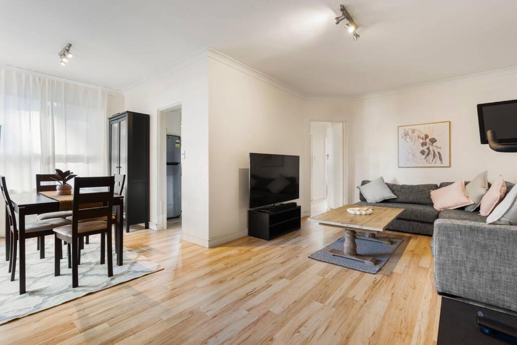 Homely-bright, Air Con, Car Spc *