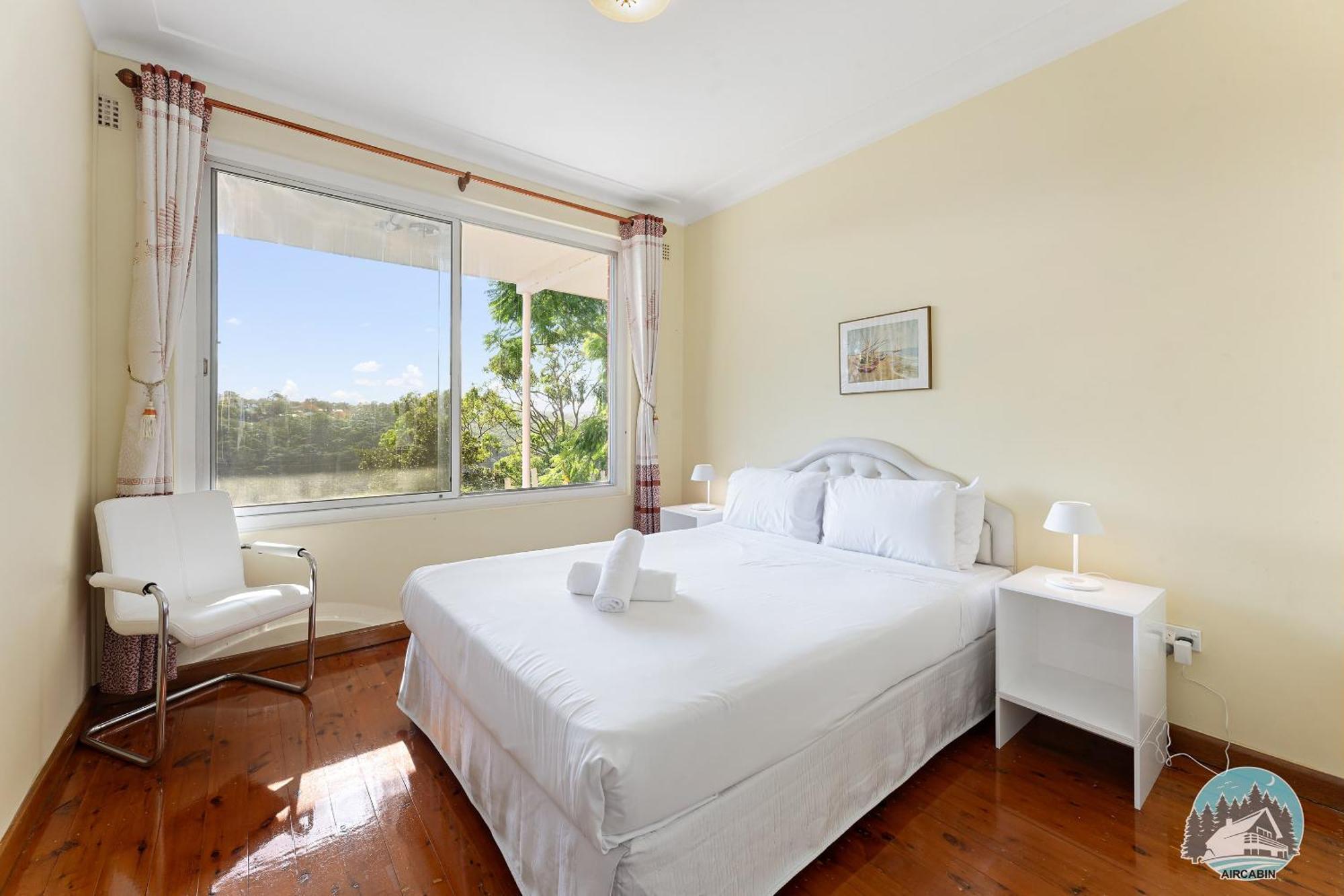 Ferienhaus Spacious 4-bed Water Views In Castle Cove