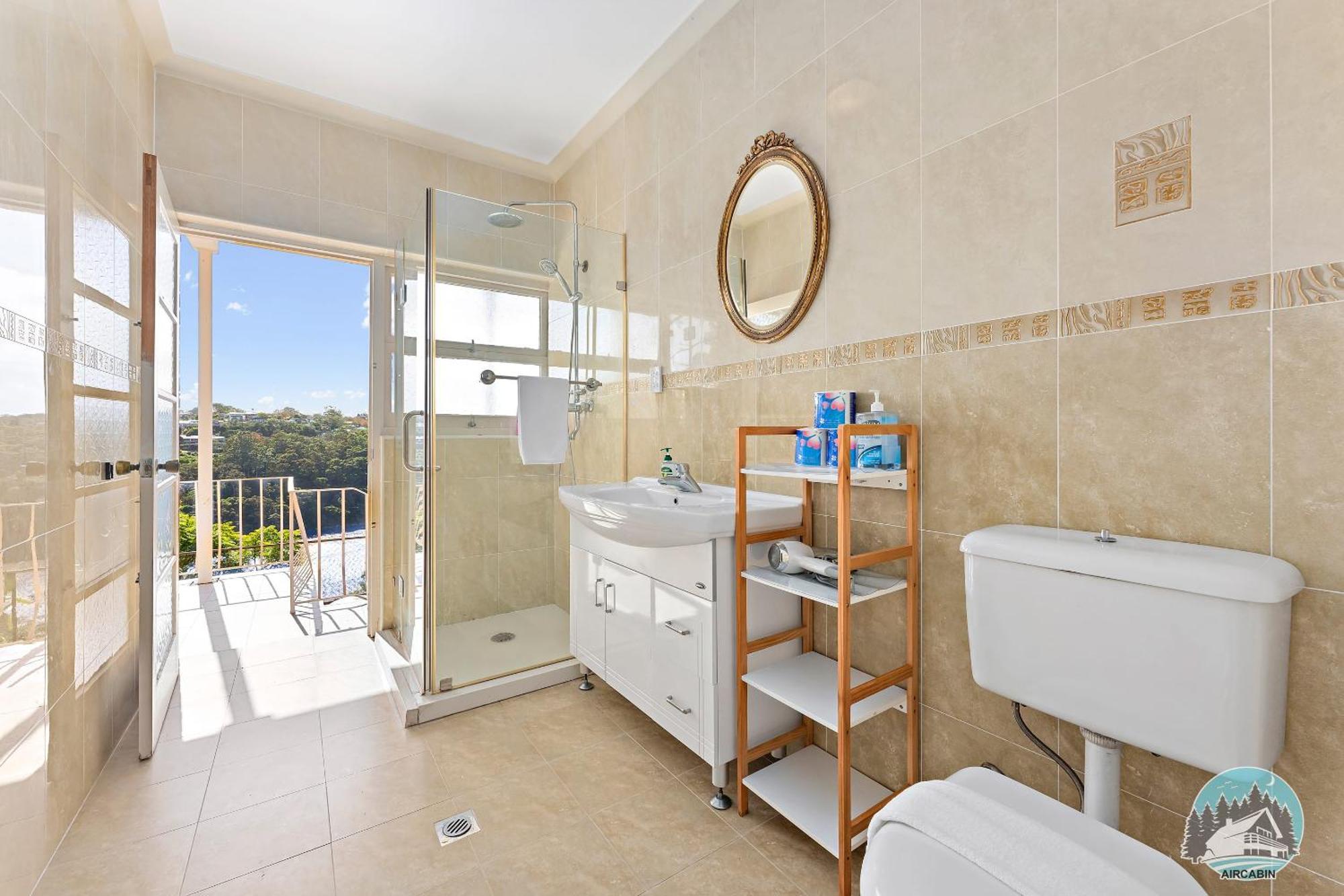 Ferienhaus Spacious 4-bed Water Views In Castle Cove