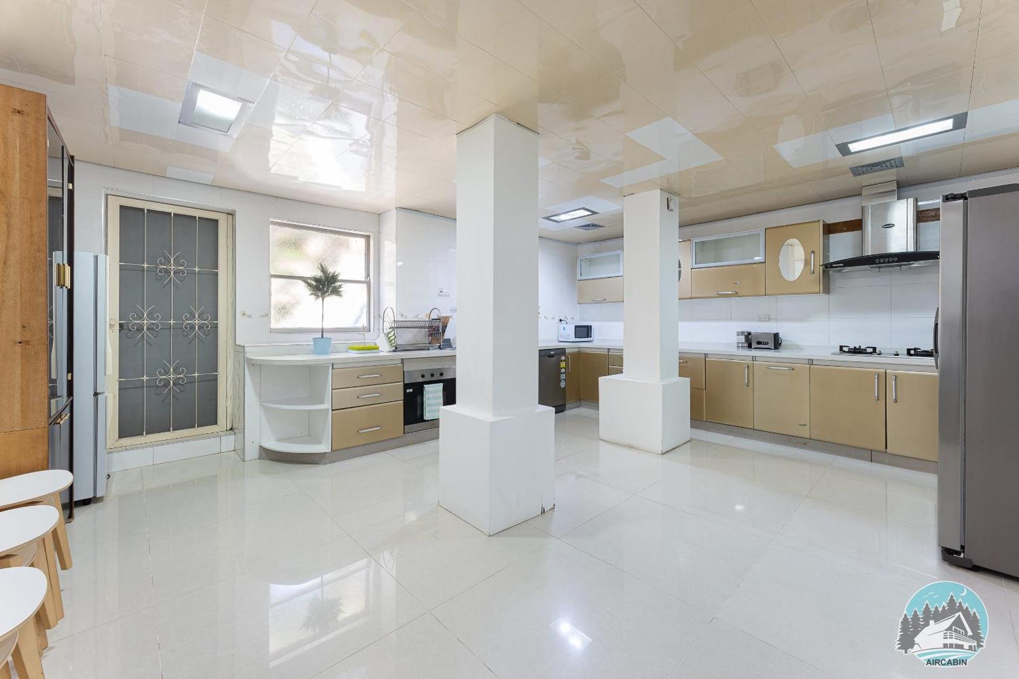 Spacious 4-bed Water Views In Castle Cove