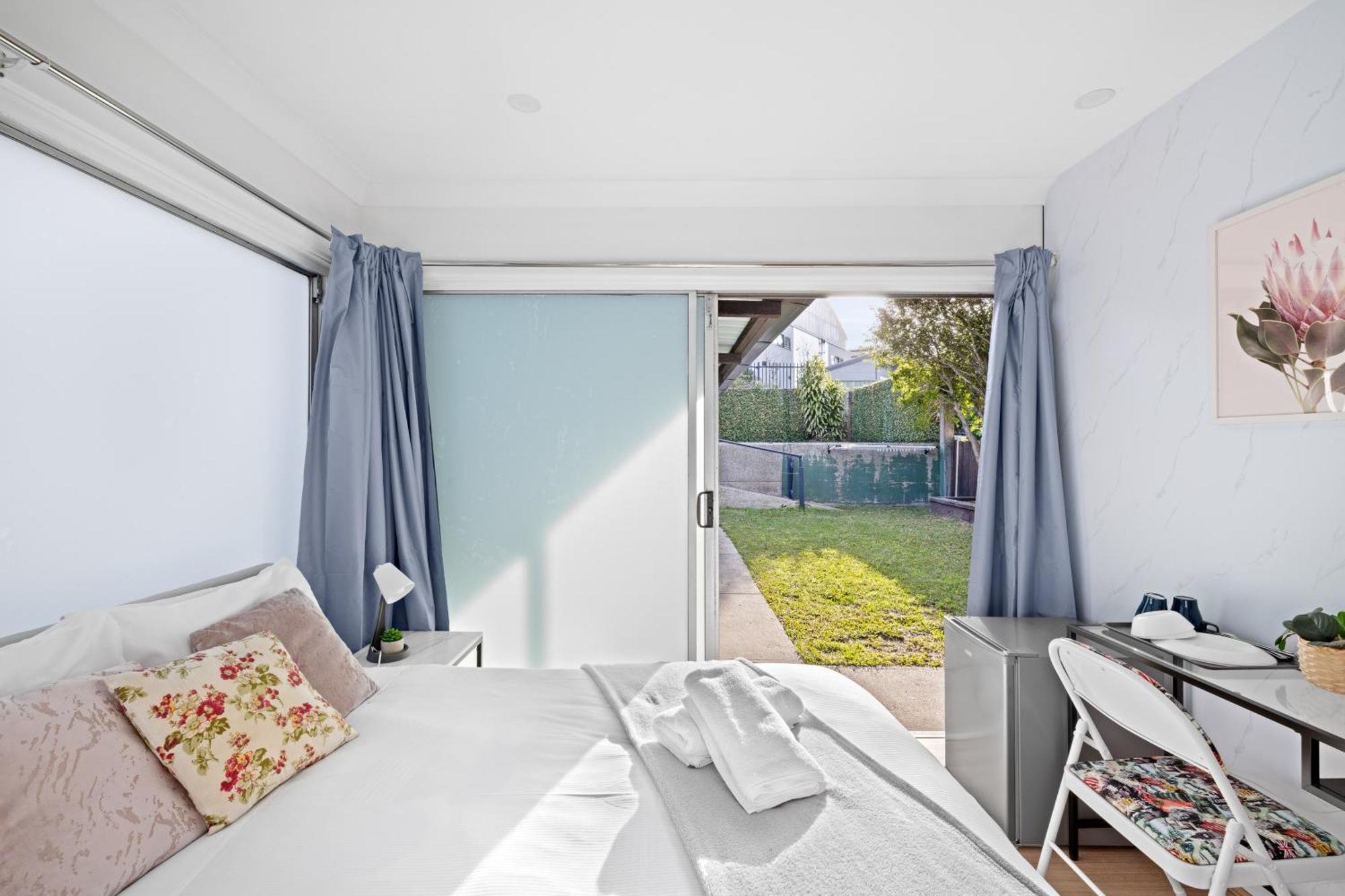 Modern Double - Mins To Airport - Shared Bathroom Guest house Sydney