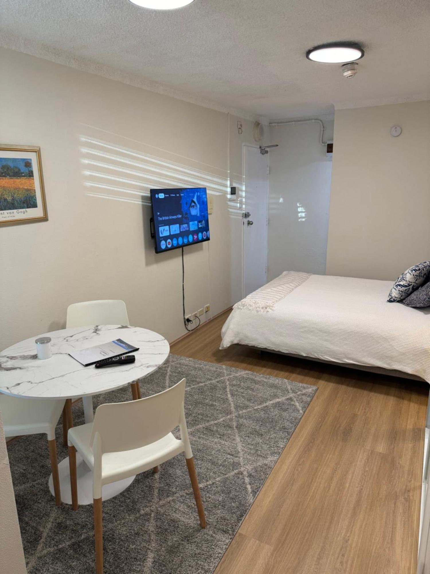 Renovated W Pool & Just Off Oxford St Apartment