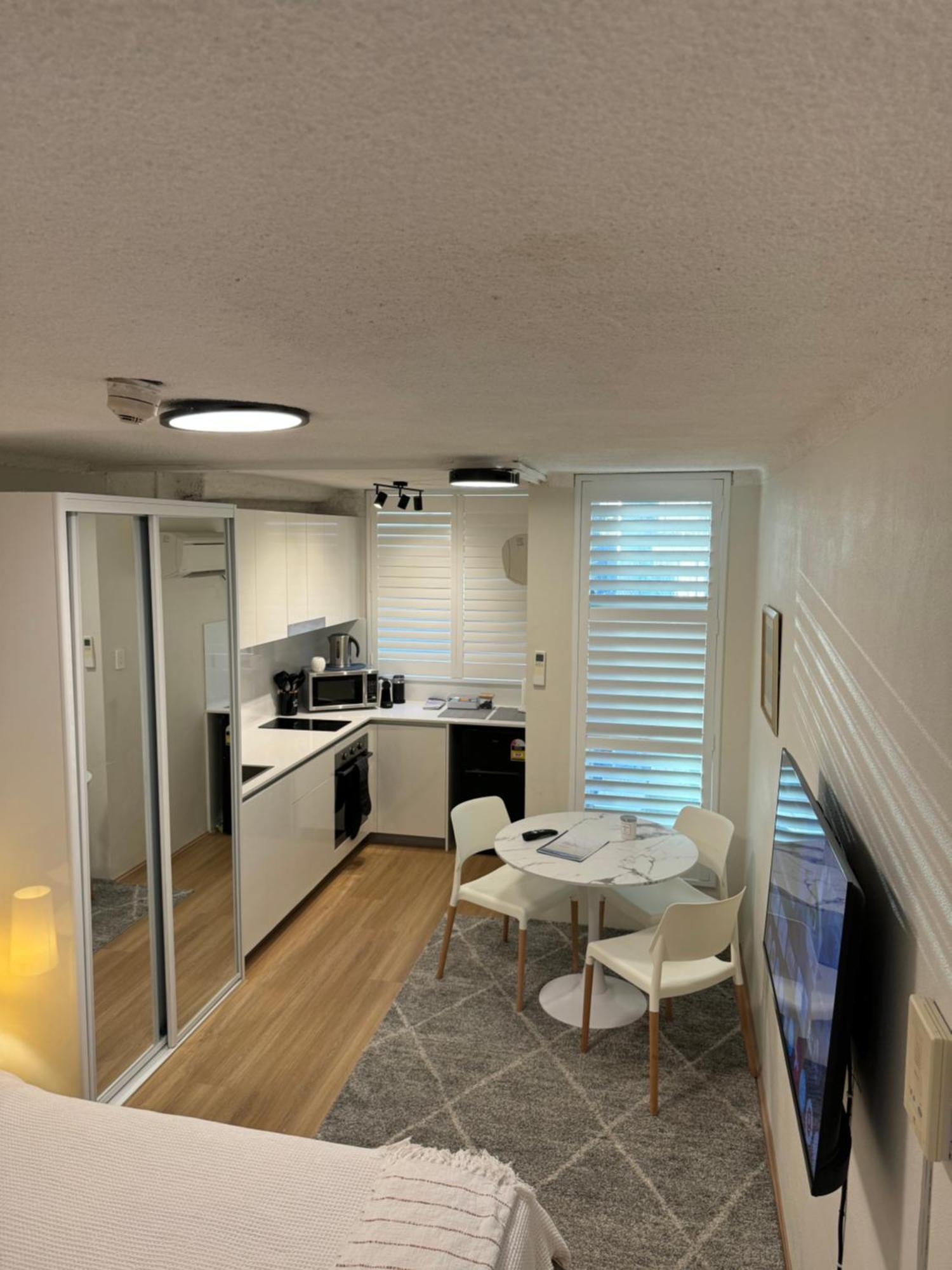 Apartment Renovated W Pool & Just Off Oxford St Sydney