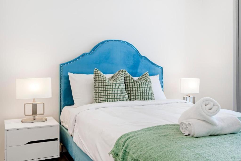 Apartment Luxury Loft 3 Bed, 2 Bath, Sleeps 6, Pool, Bbq, No Parties *
