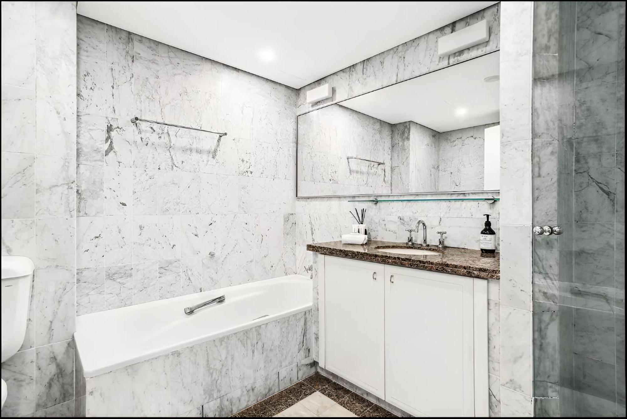 Apartment With Pool, Sauna & Gym! Sydney