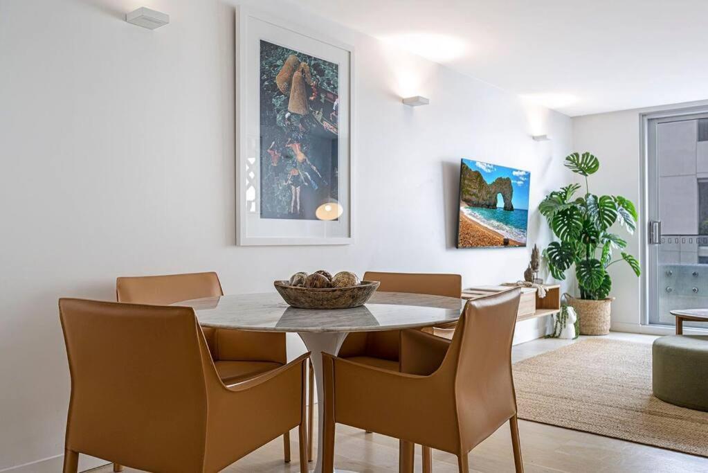 Front Urban 2 Bedrooms Apartment *