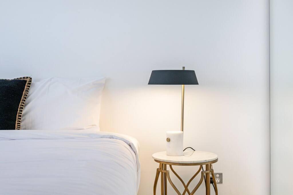 Front Urban 2 Bedrooms Apartment *