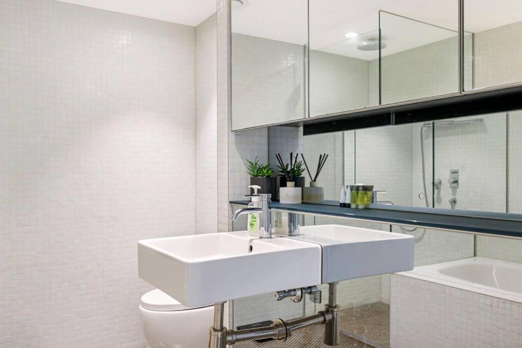 Front Urban 2 Bedrooms Apartment *