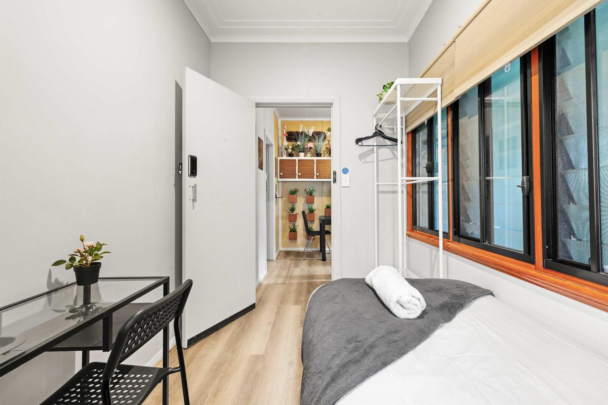 1 Private Single In Carramar 1 Sydney