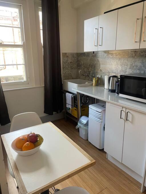 Cozy Quiet Just Off Taylors Square Apartment